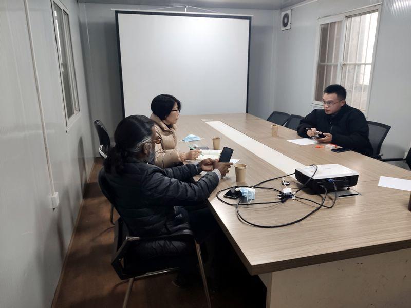 國外客戶來我廠考察，試駕奔馬小型壓路機(jī)