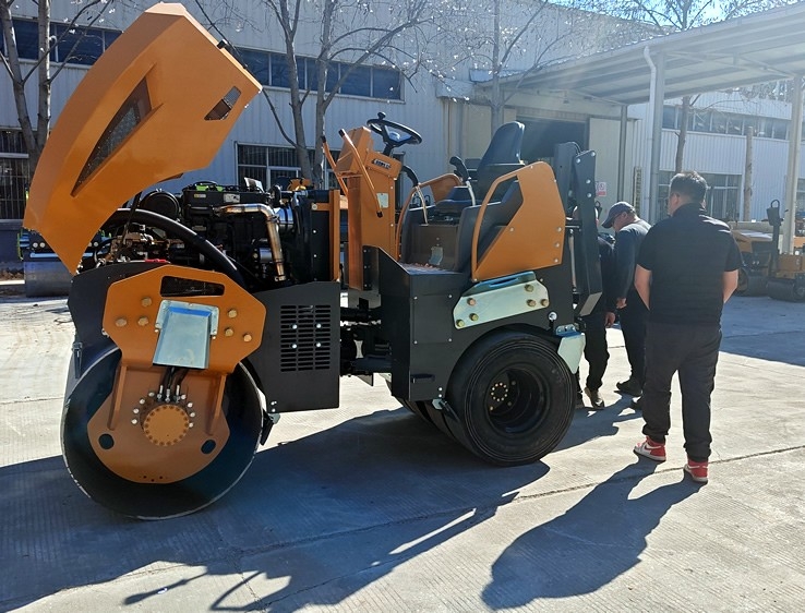 3月18日，哈薩克斯坦客戶來(lái)廠體驗(yàn)考察5噸膠輪壓路機(jī)
