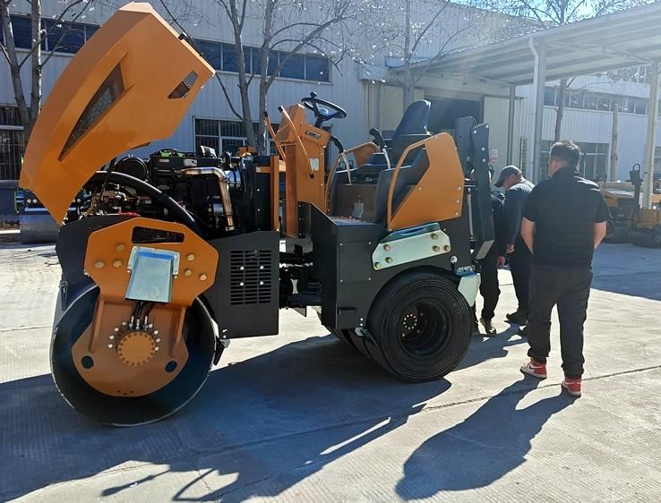 3月18日，哈薩克斯坦客戶來廠體驗(yàn)考察5噸膠輪壓路機(jī)
